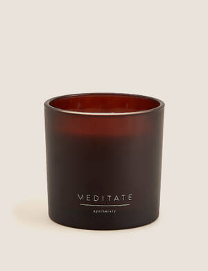 marksandspencer_HOME rada Apothecary_T80_2022W_Meditate vonna svicka s esencialnimi oleji_pepr mandarinka cypris cedr_maxi se 3 knoty_499Kc.jpg